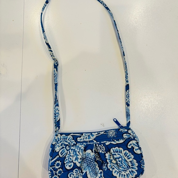 Vera Bradley Blue and White Floral Crossbody Bag Mint Condition H 5.3 * W 9.3 - Picture 4 of 8